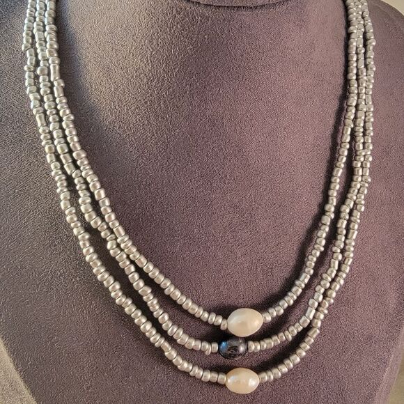 Three Strand White Black Pearl Boho Necklace Set NEW - Picture 1 of 3